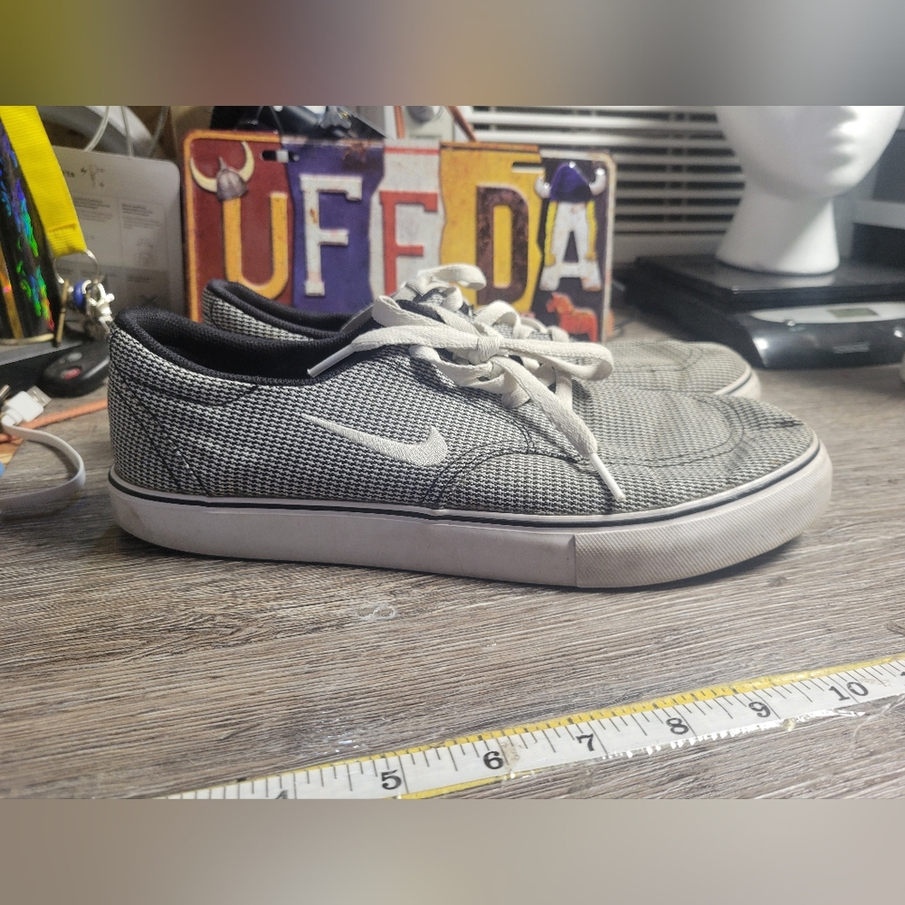 Nike SB Black and White Skateboarding Sneakers Size 9.5‎